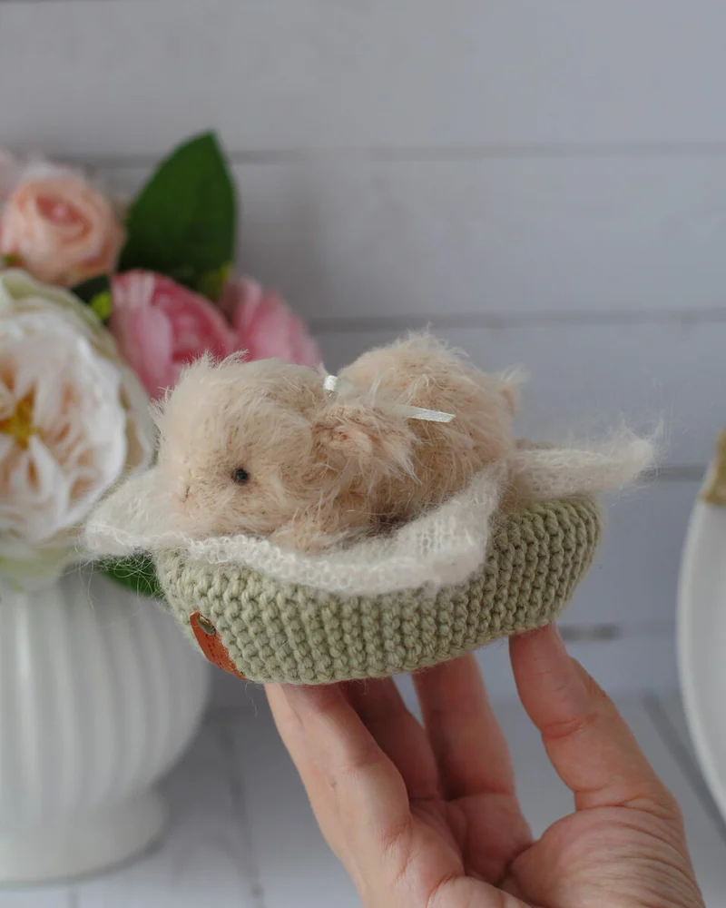 Вязаный кролик в корзинке — Белый