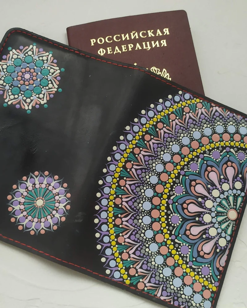 Обложка на паспорт из натуральной кожи с точечной росписью — Чёрная