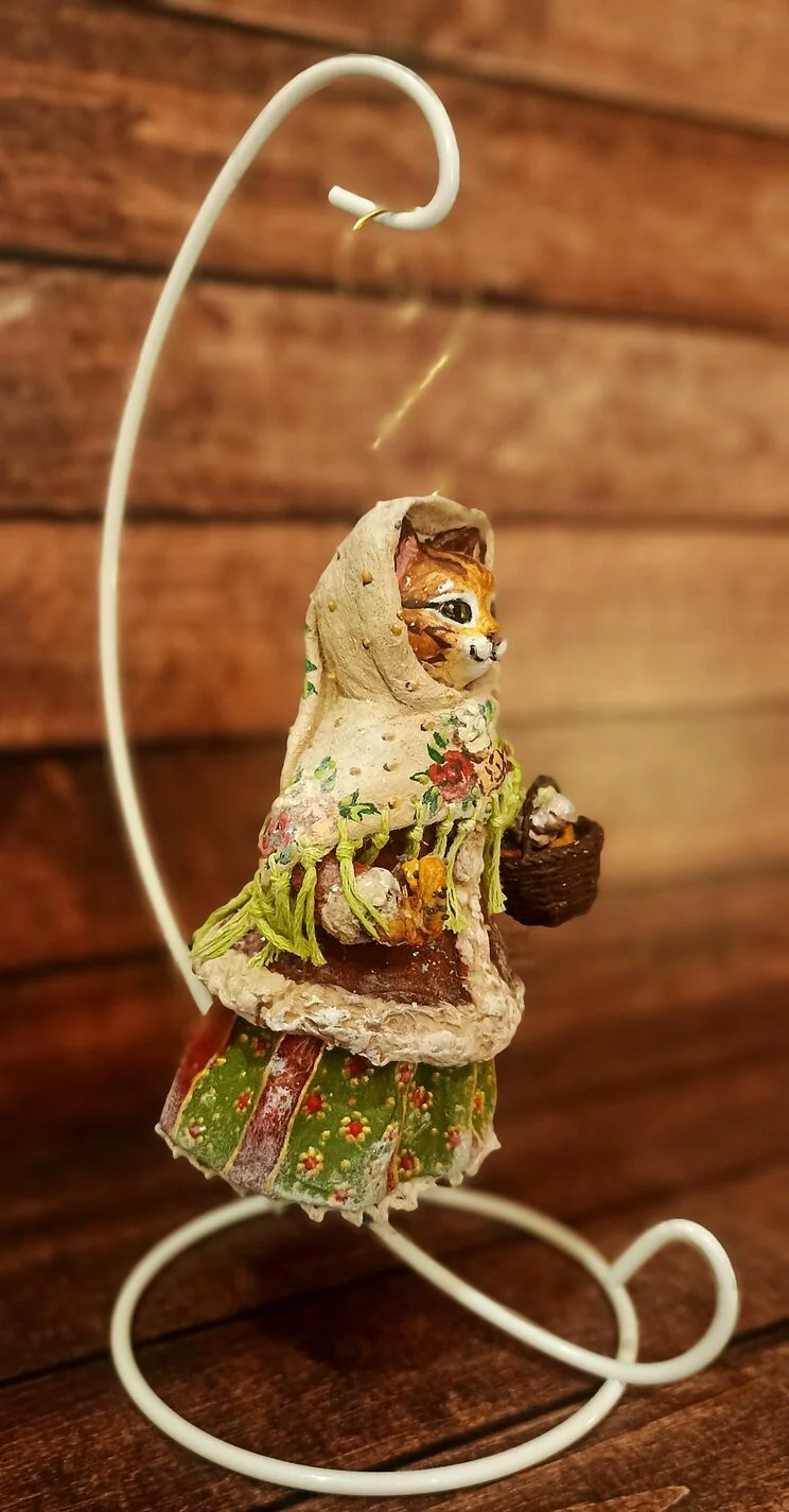 Кошечка Маруся с корзинкой