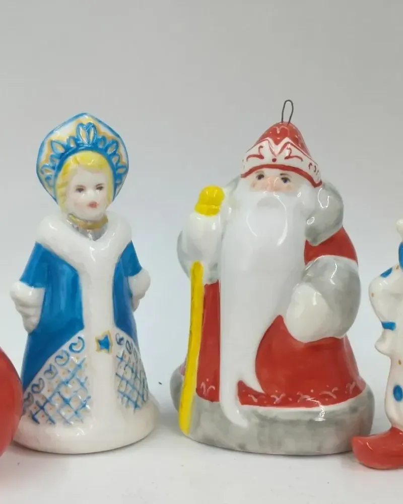 Ёлочные игрушки из фарфора, глянцевые: Дед Мороз, Снегурочка, Арлекин, снеговик, снегирь