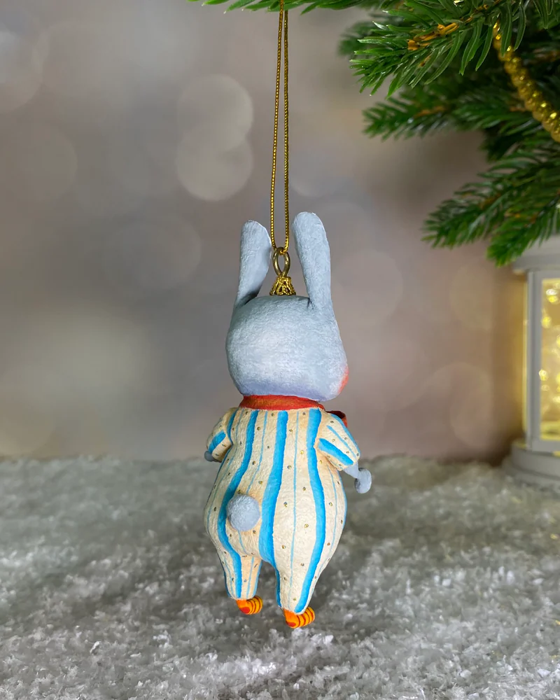 Ёлочная игрушка «Заяц с подарком»