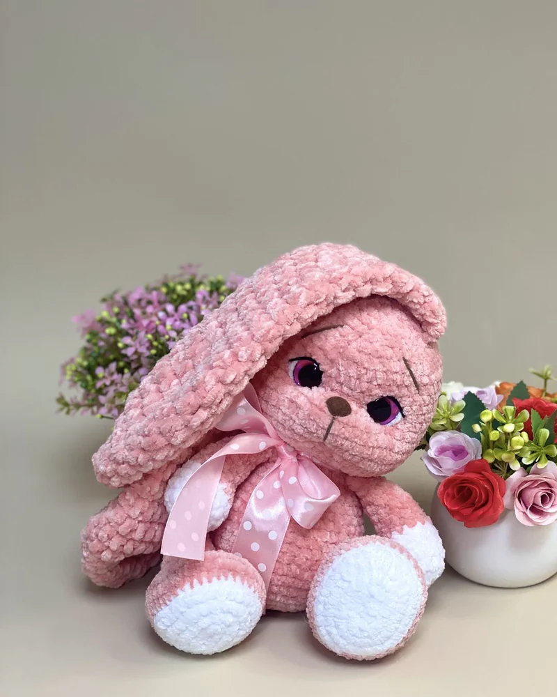 Вязаная розовая зайка