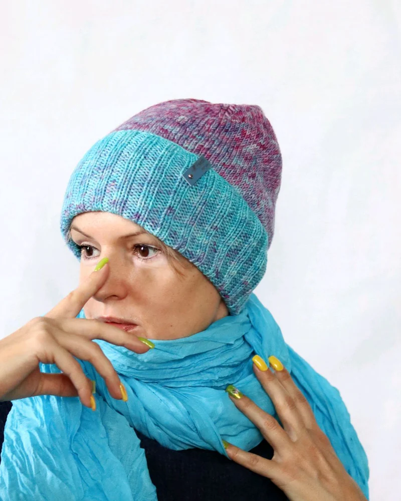 Яркая женская шапка с отворотом из пряжи ручного окрашивания