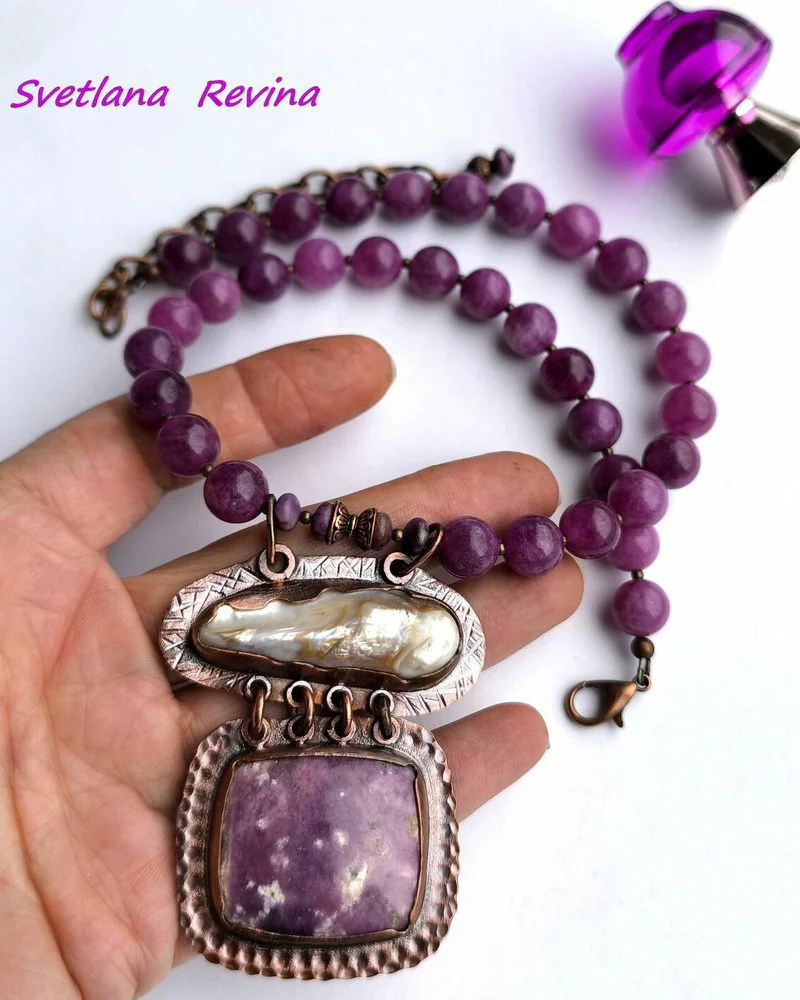 Колье "Purple" родингит, жемчуг, кальцит