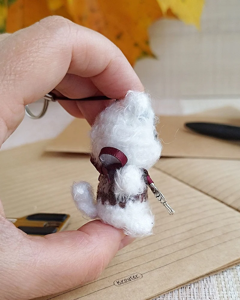 Миниатюрная вязаная игрушка белый котик, рыжий кот