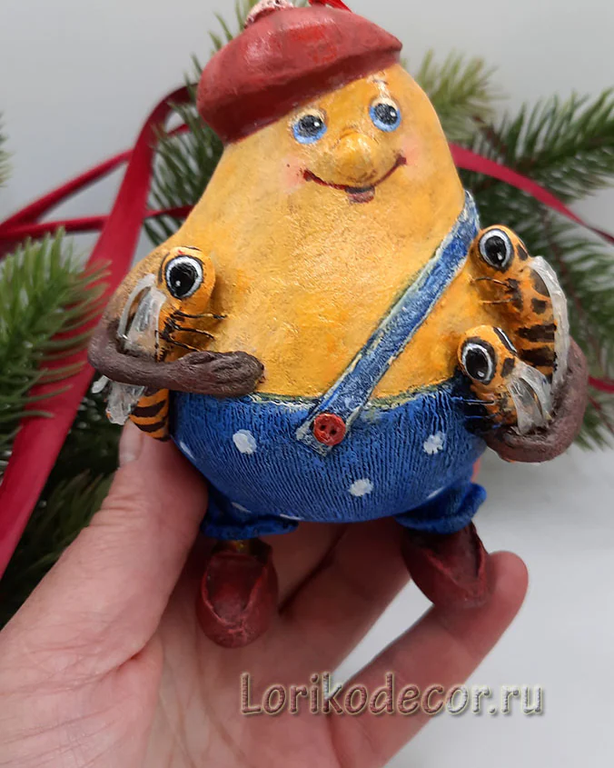 Ёлочная игрушка «ГРУША В ШТАНАХ С ОСАМИ-4»