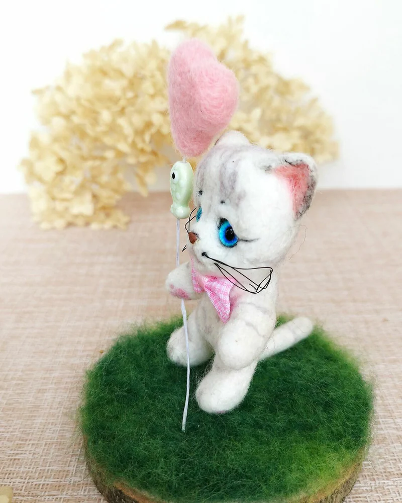 Белый котик с сердечком, Игрушка из шерсти котенок