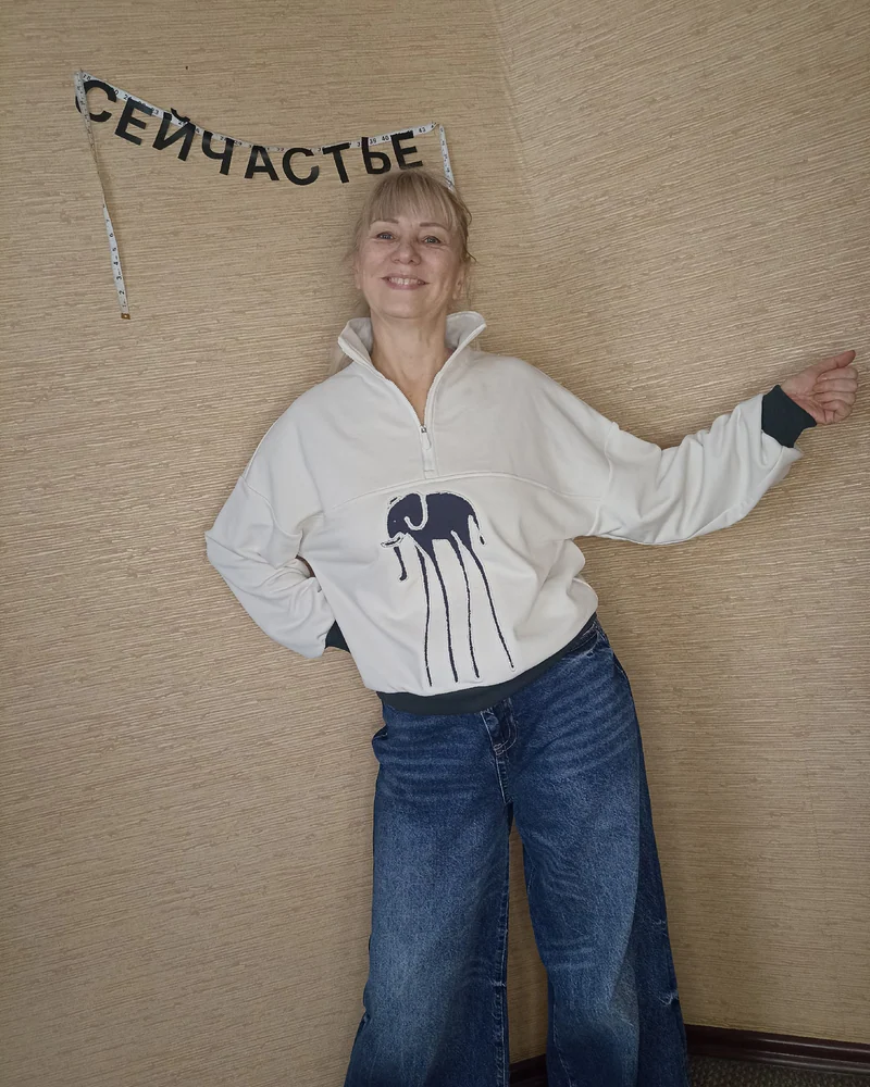 Белая толстовка с аппликацией «Дали»