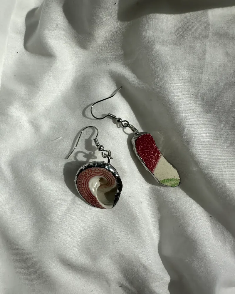 Серьги русалки из ракушки и морской керамики в витражной технике Тиффани — Малиново-белый
