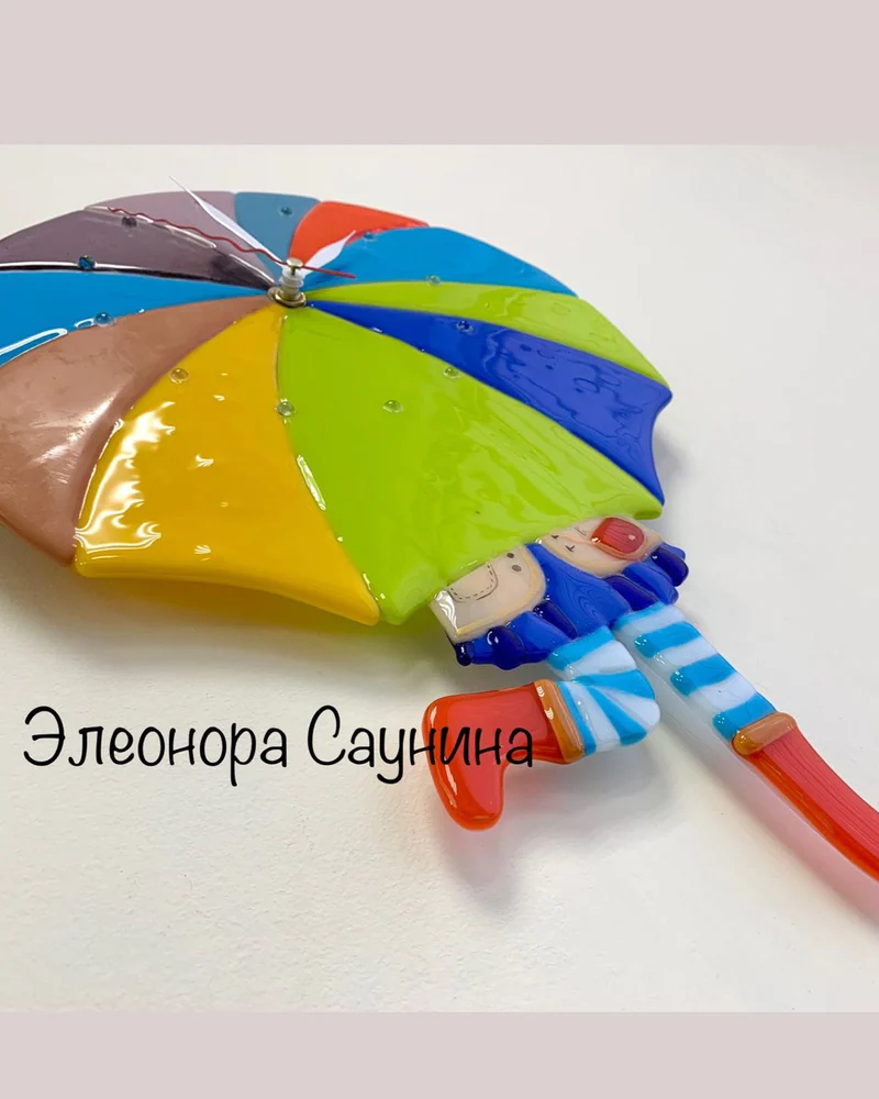 Часы настенные фьюзинг Девочка под зонтиком