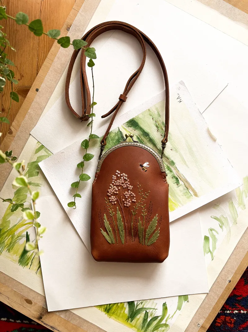 Сумочка для телефона с ручной вышивкой, 20 × 13 см