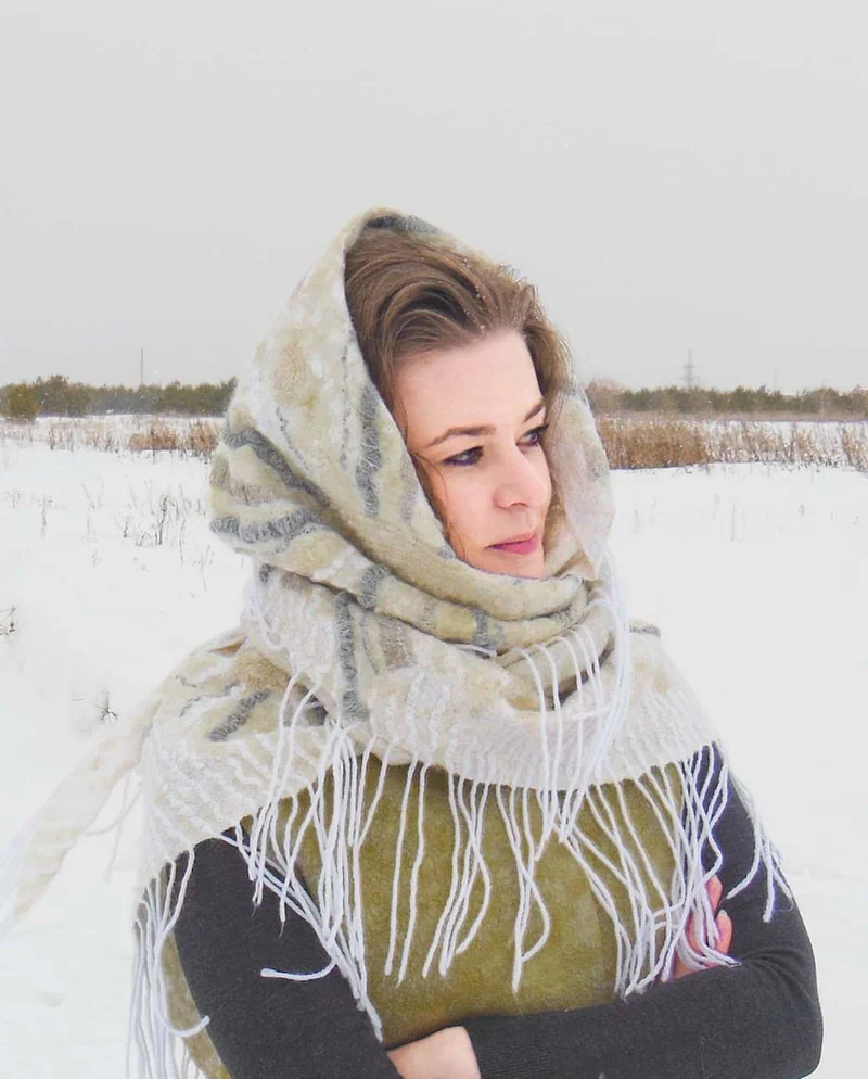 Шаль валяная "Зимние ромашки"