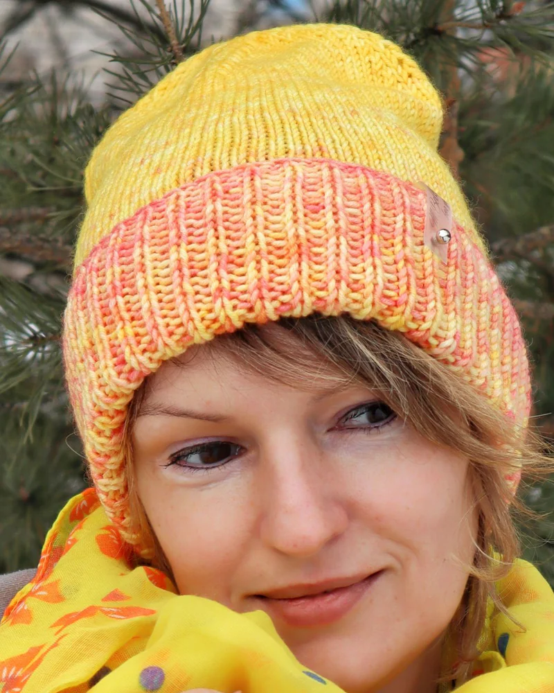 Яркая вязаная шапка из мериноса ручного окрашивания