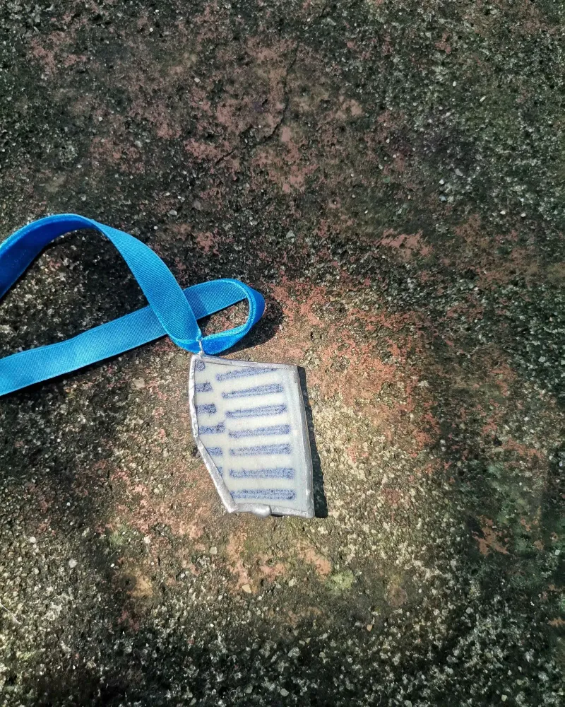 Подвеска из морской керамики в витражной технике Тиффани двусторонняя — Бело-синий