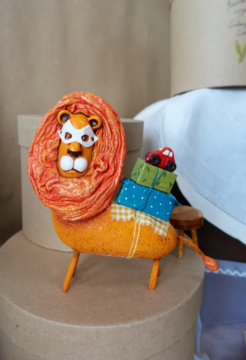 Ёлочная игрушка «Лев с подарками»