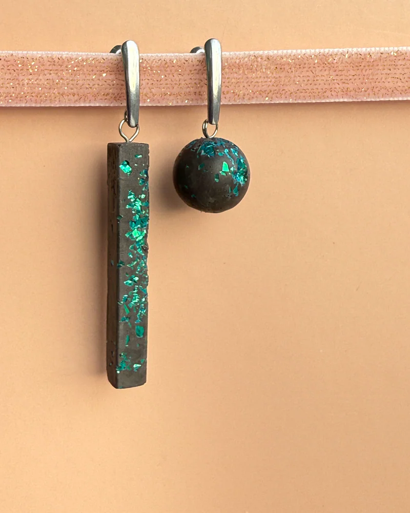 Серьги асимметричные из бетона — Графитовые с бирюзовыми блёстками