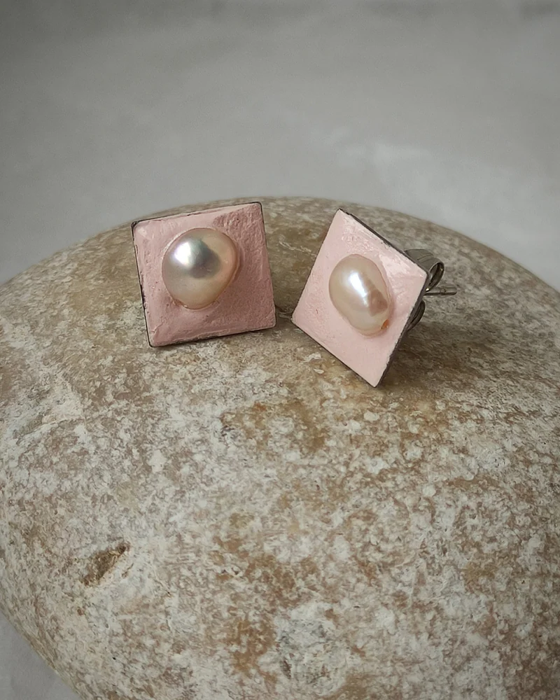 Серьги из бетона с жемчугом