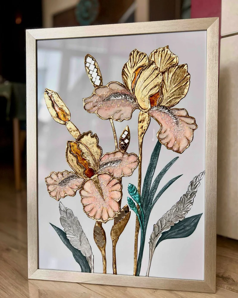 Картина «Ирисы», 50×70 см, на молочном фоне