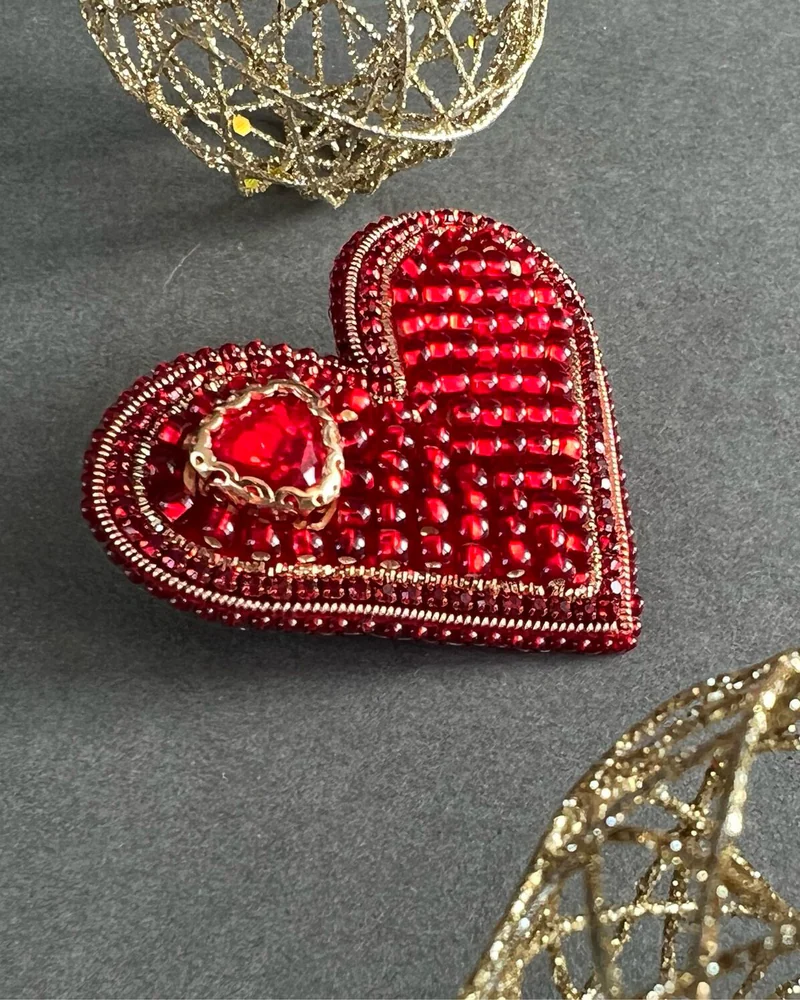 Брошь «сердце алое»