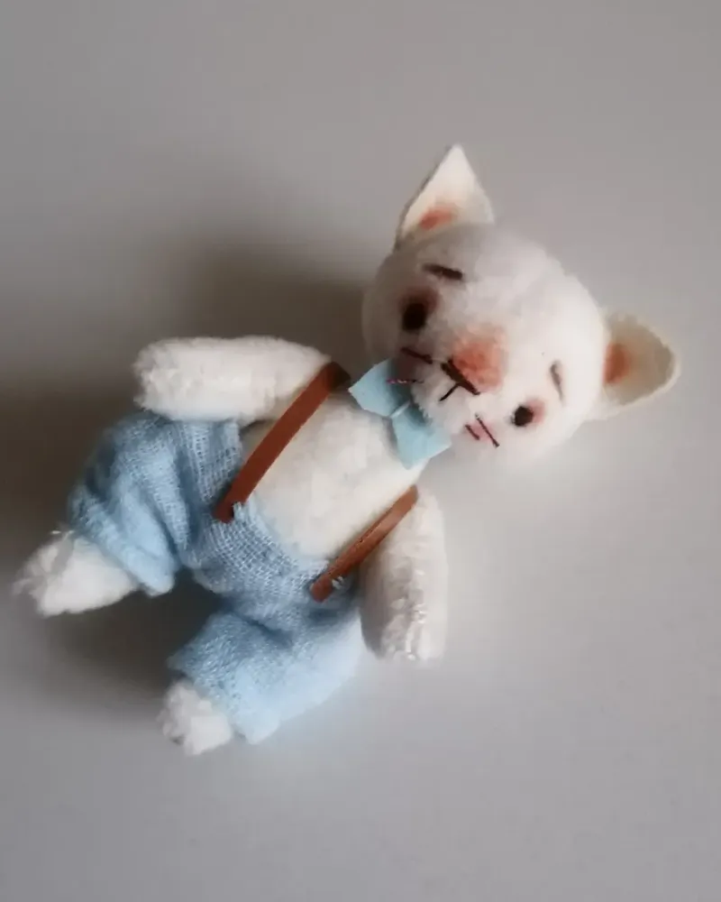 Белый котик миниатюра