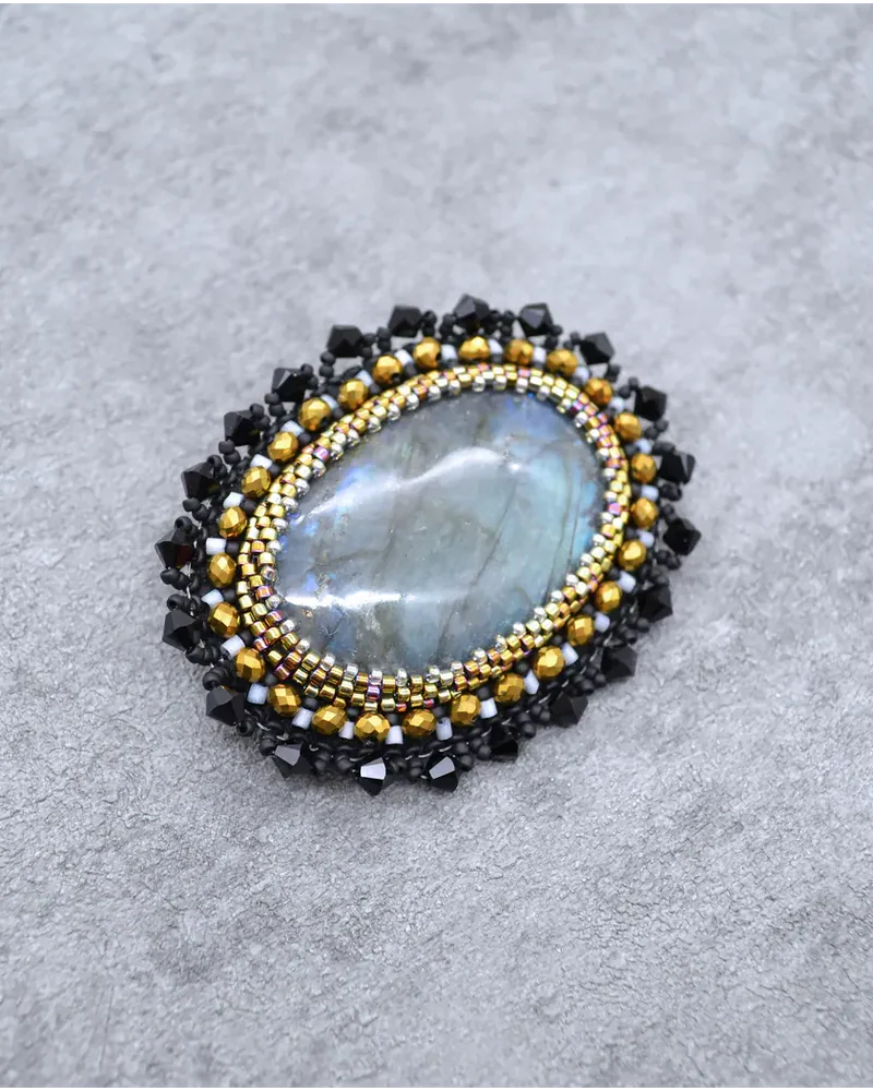 Брошь ручной работы с лабрадором и Swarovski