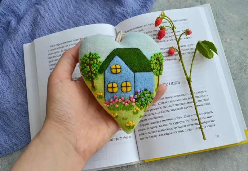 Льняное сердечко с валяным домиком