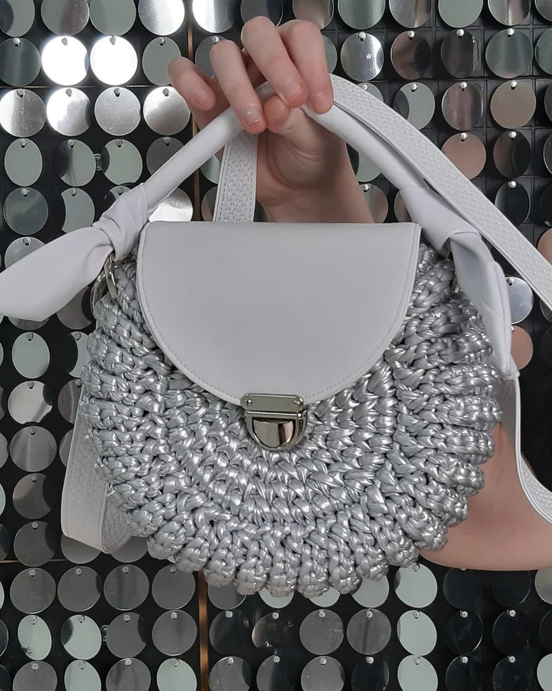 Серебристая круглая сумочка из трикотажной пряжи Metallic