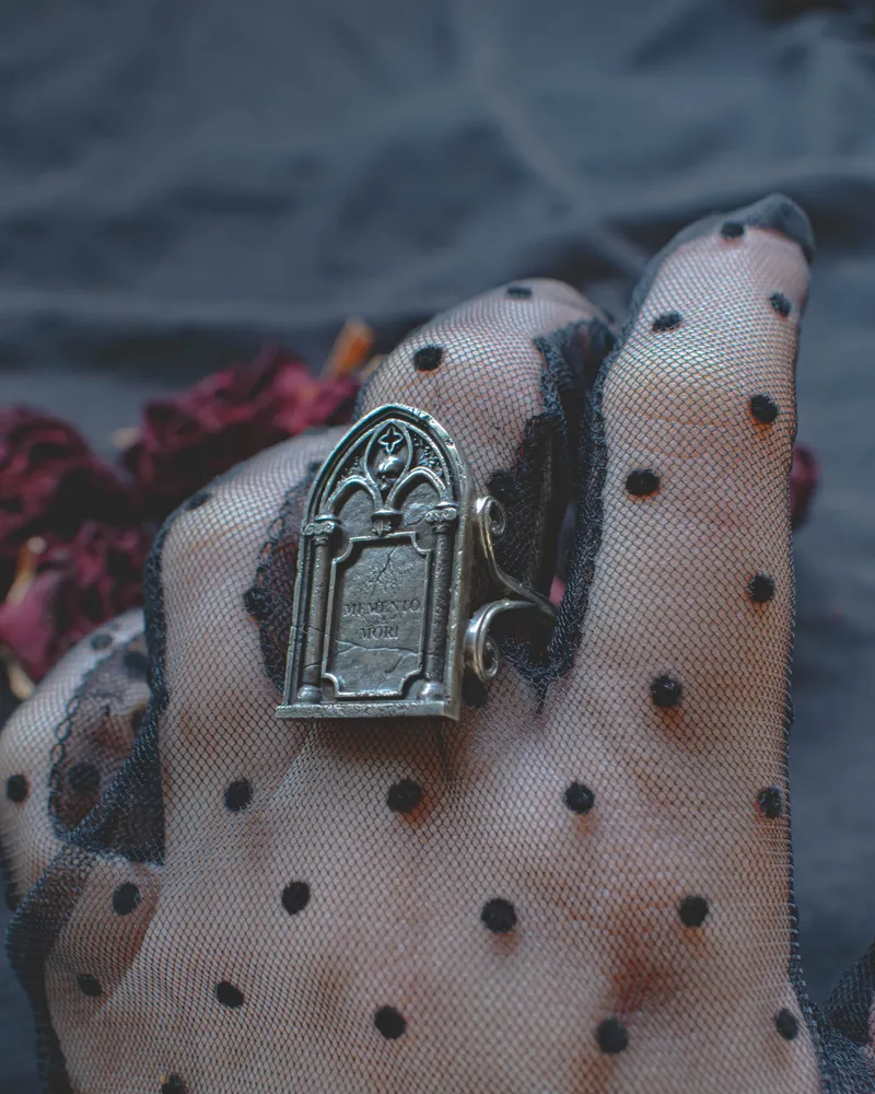 Кольцо-надгробие «Memento mori» с черепом