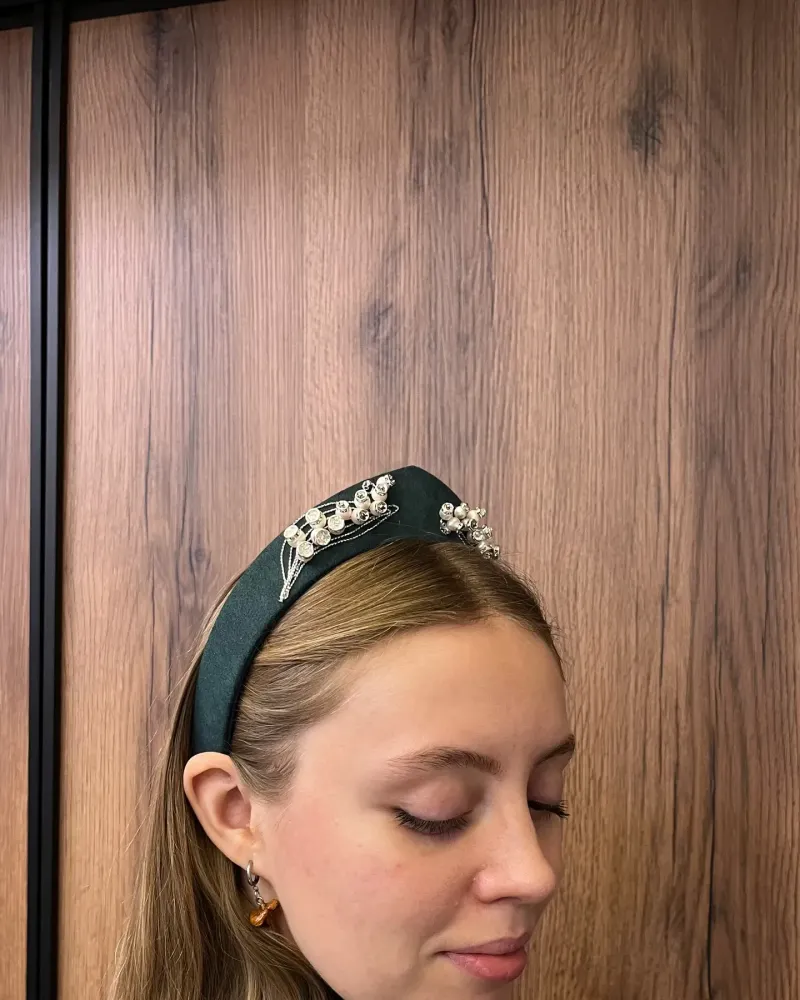 Зелёный кокошник «Ландыши»