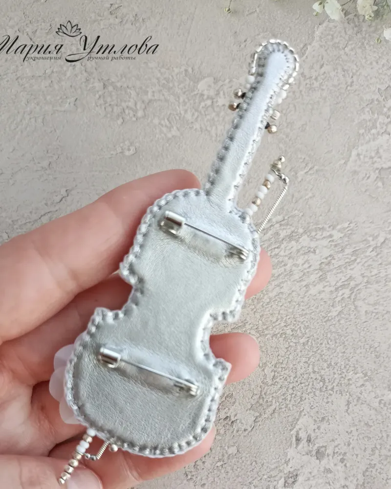 Брошь «Скрипка», белая