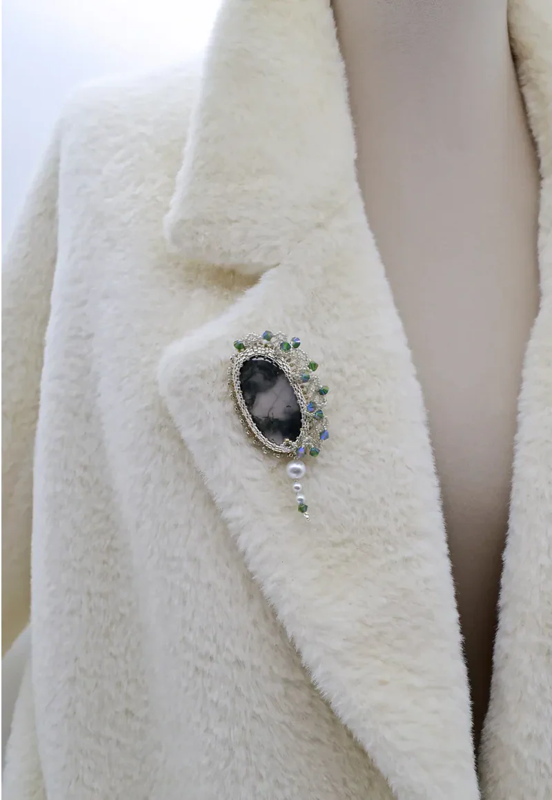 Брошь ручной работы с моховым агатом и Swarovski