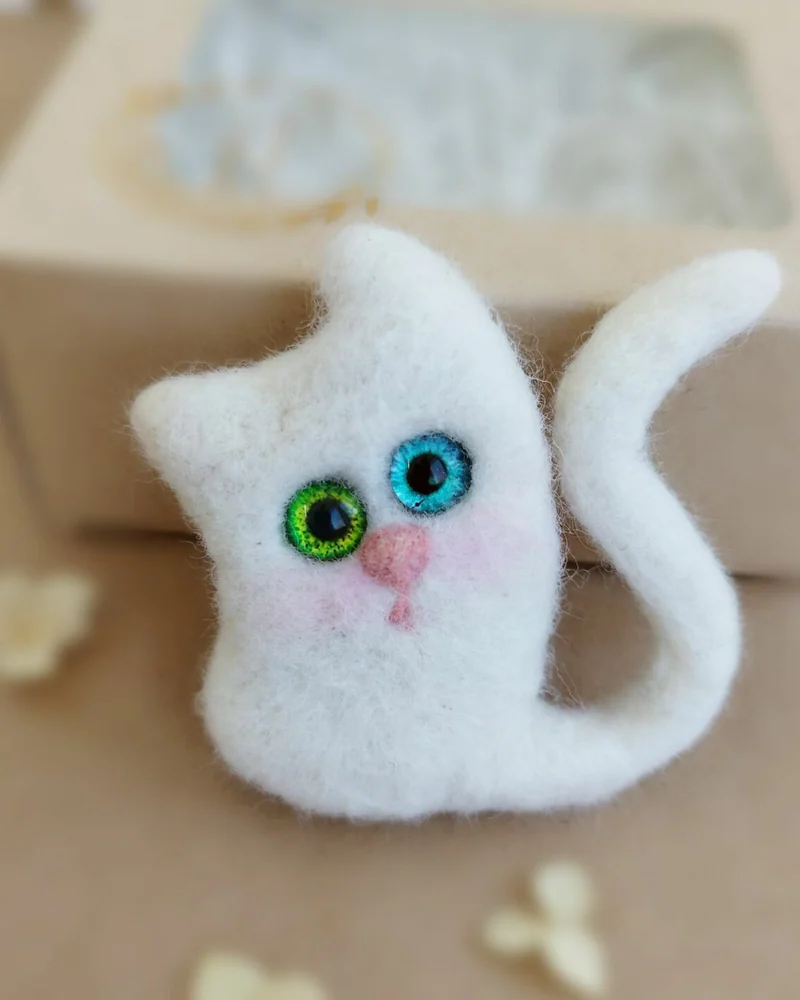 Белый кот, рыжий кот, черная кошка, Брошь-булавка из шерсти