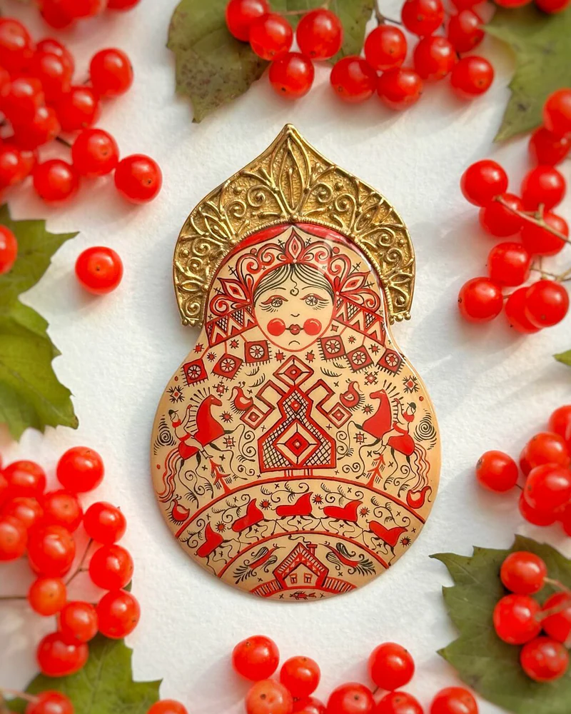 Брошка-матрешка «Алёнушка»
