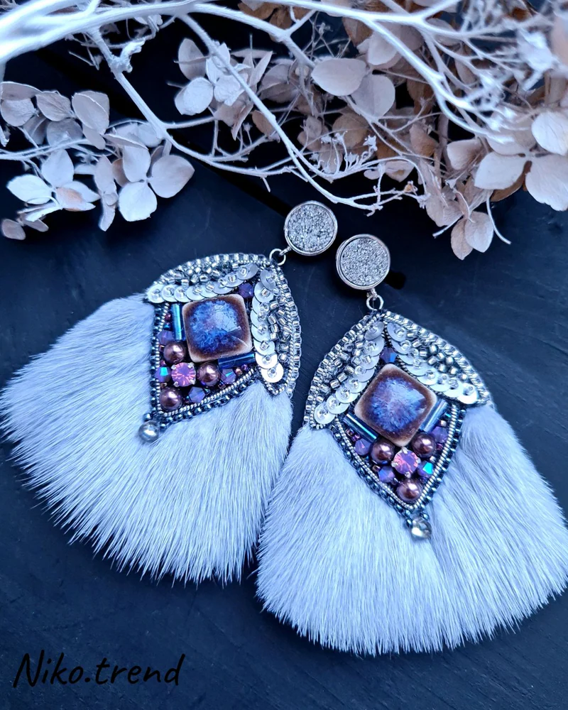 Меховые серьги вышитые бисером, белый