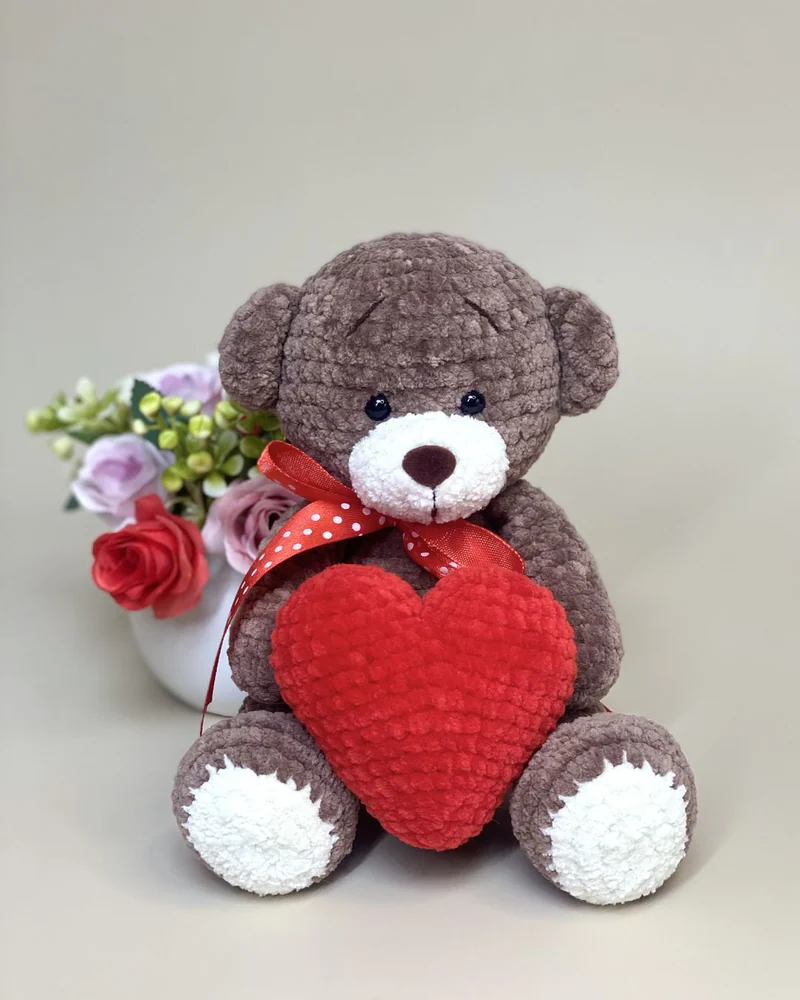 Вязаный мишка амигуруми с сердечком