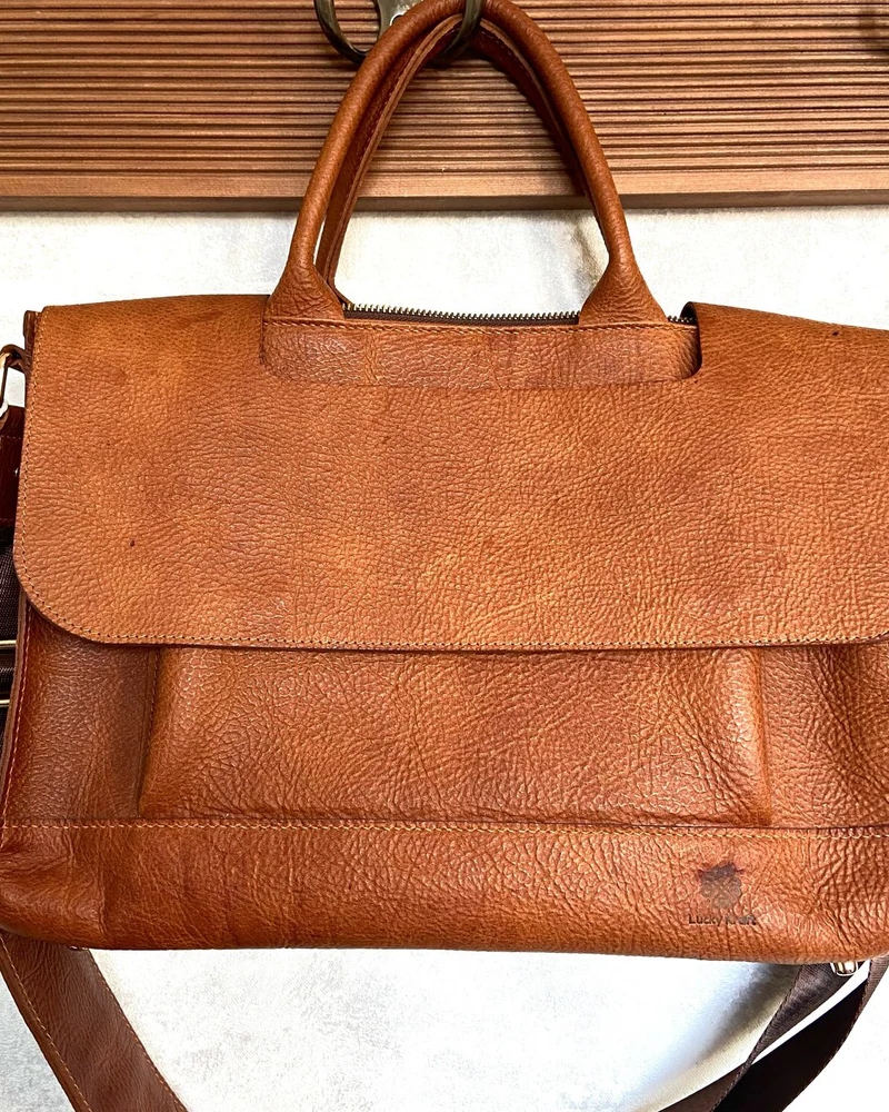 Сумка деловая кожаная, портфель через плечо — Коричневая