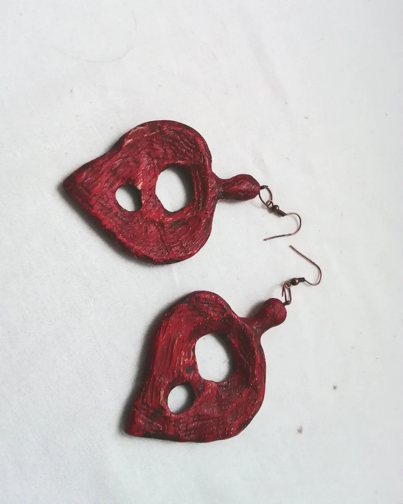 серьги из дерева — красное и черное