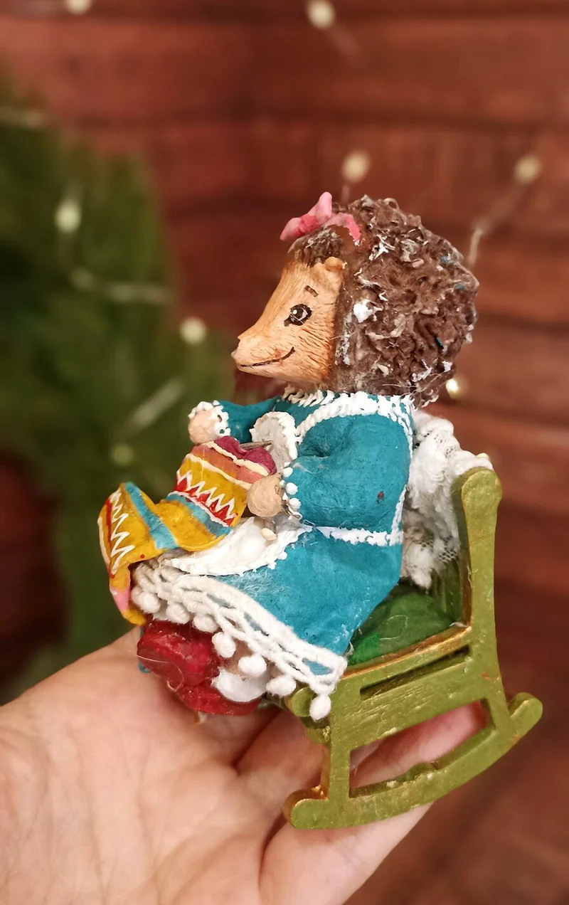 Ёжик в кресле-качалке