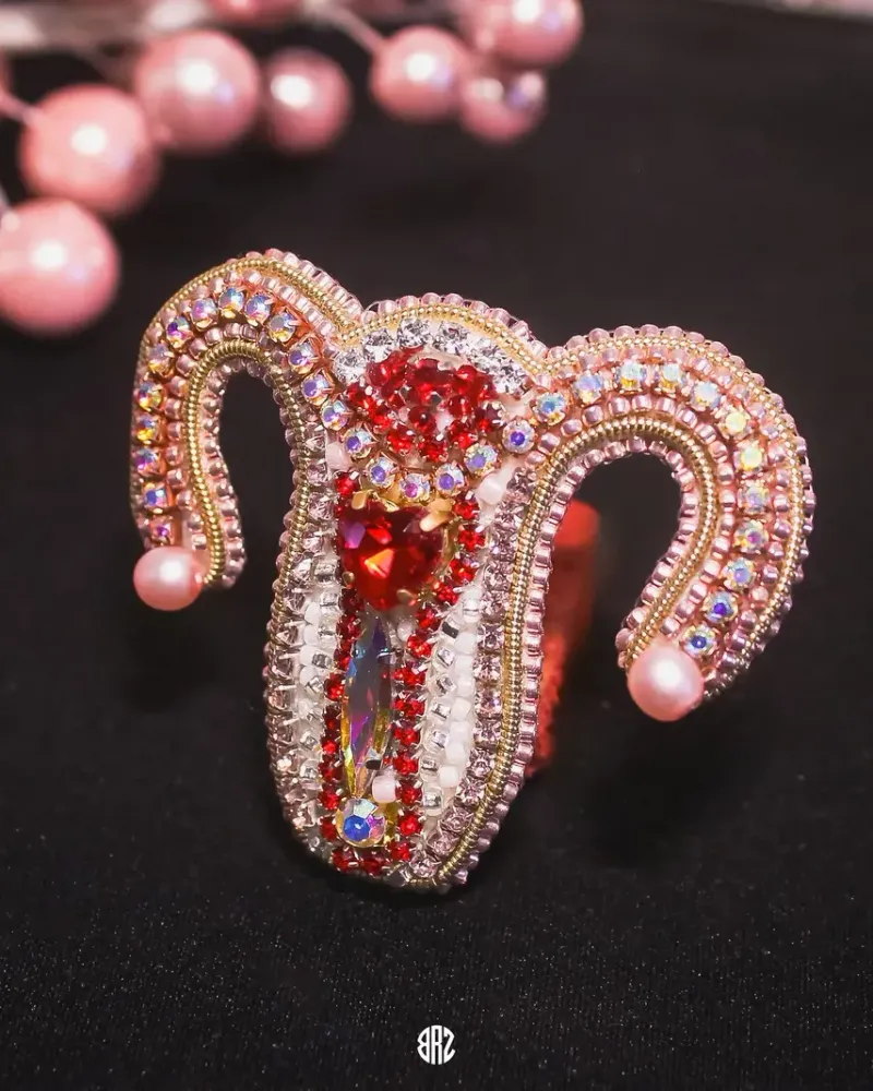 Брошь «Uterus» из бисера — Брошь