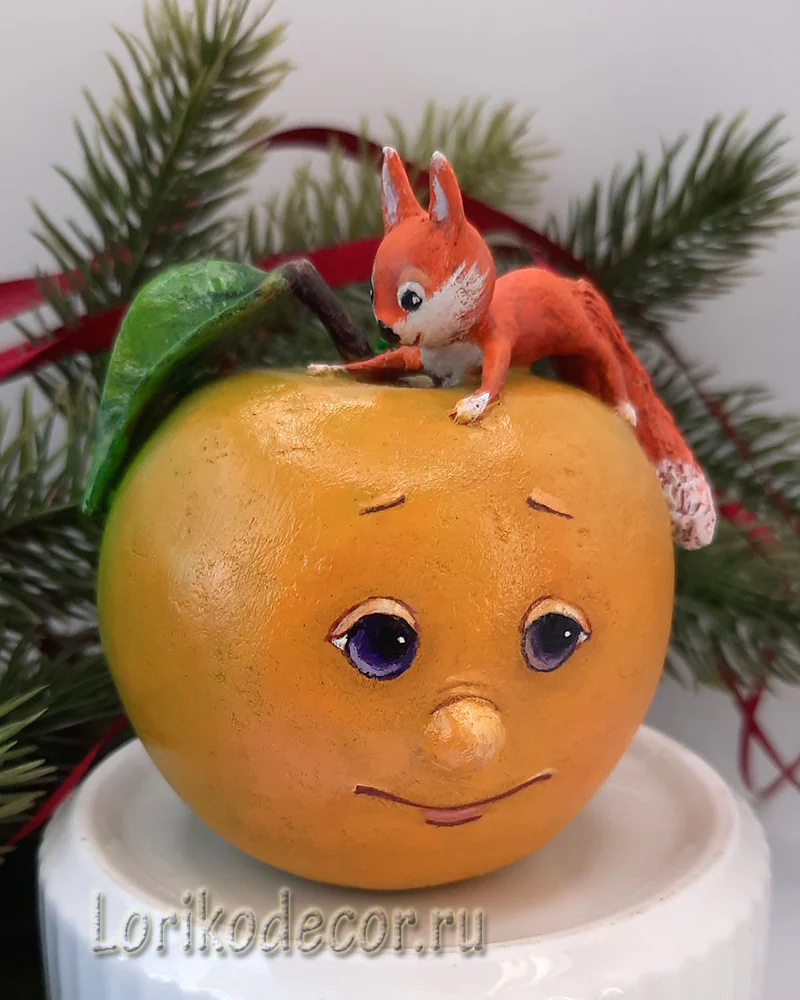 Ёлочная игрушка «ЯБЛОКО С БЕЛКОЙ-5»