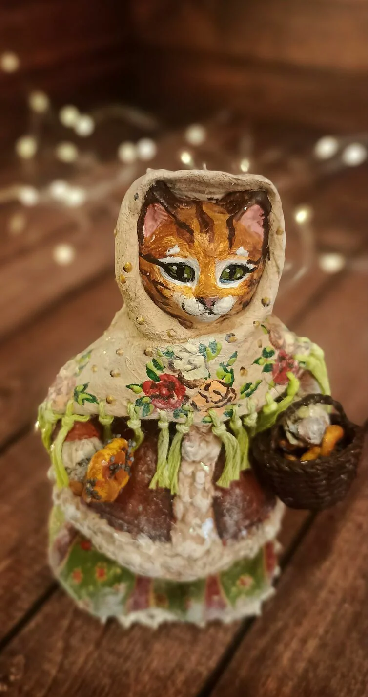 Кошечка Маруся с корзинкой