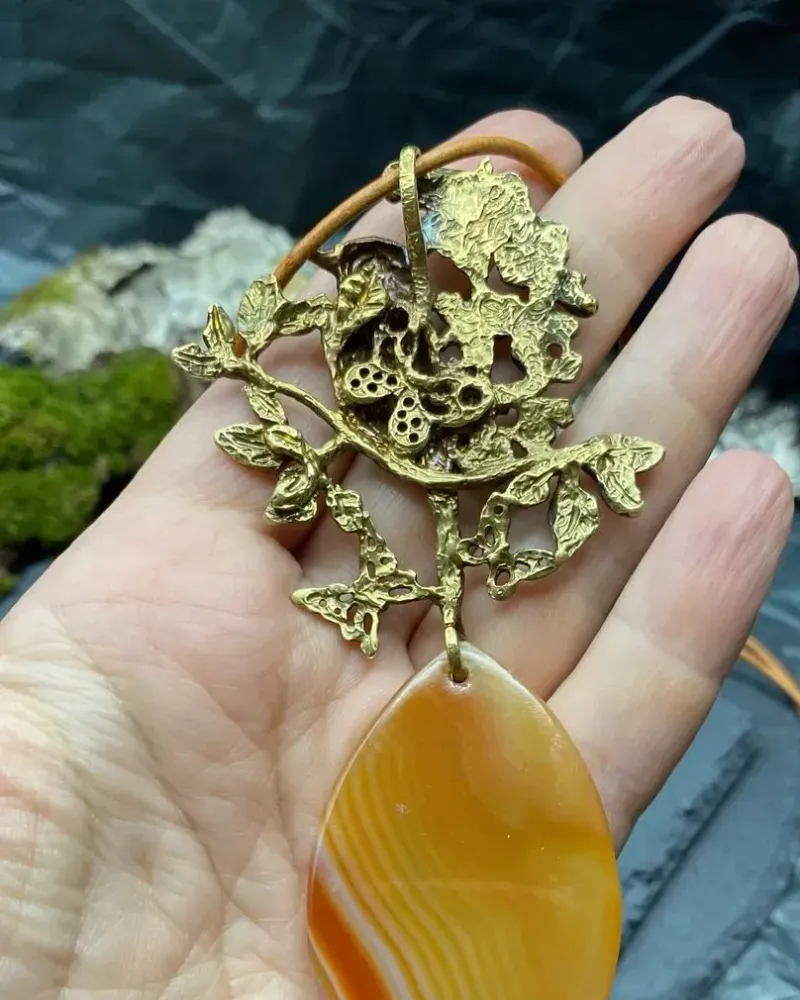 Кулон из латуни с лаковой миниатюрой Птичка