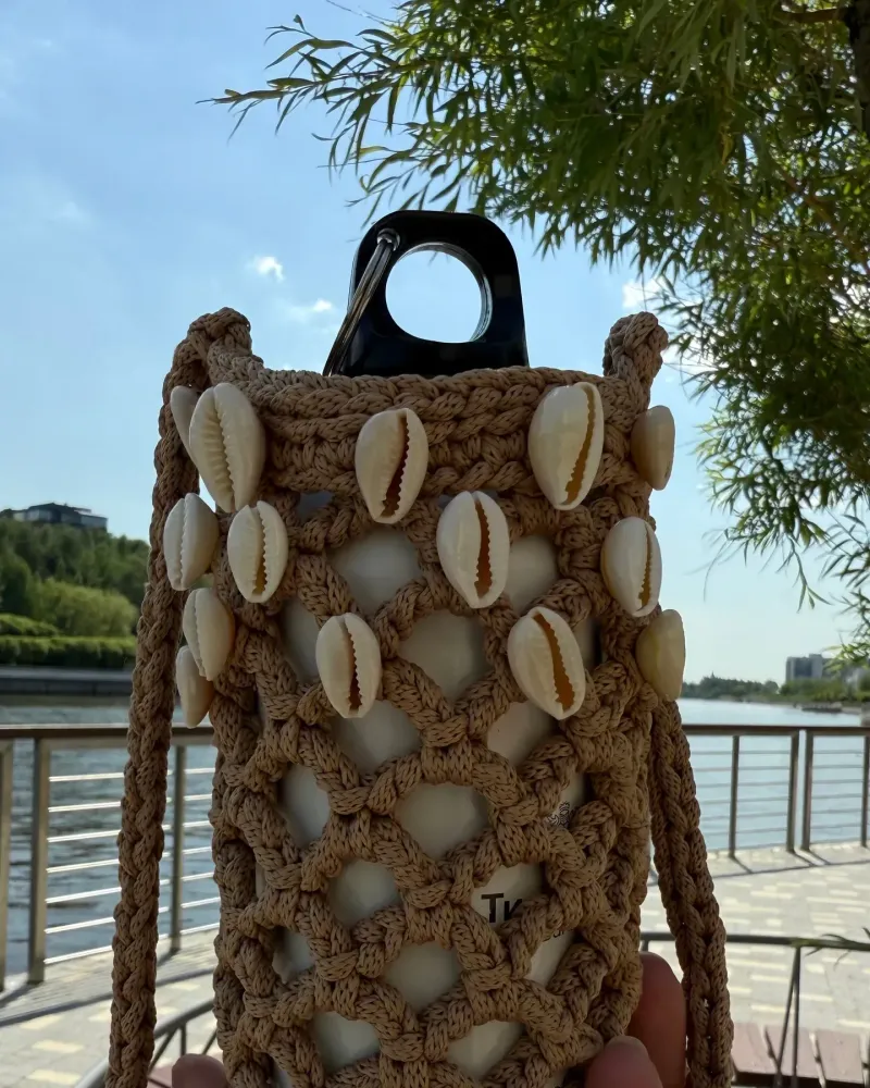 Бежевая сумочка для бутылки с ракушками