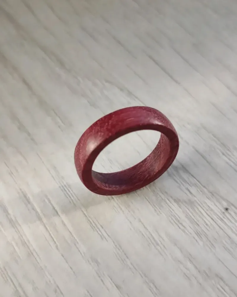 Узкое деревянное кольцо из амаранта