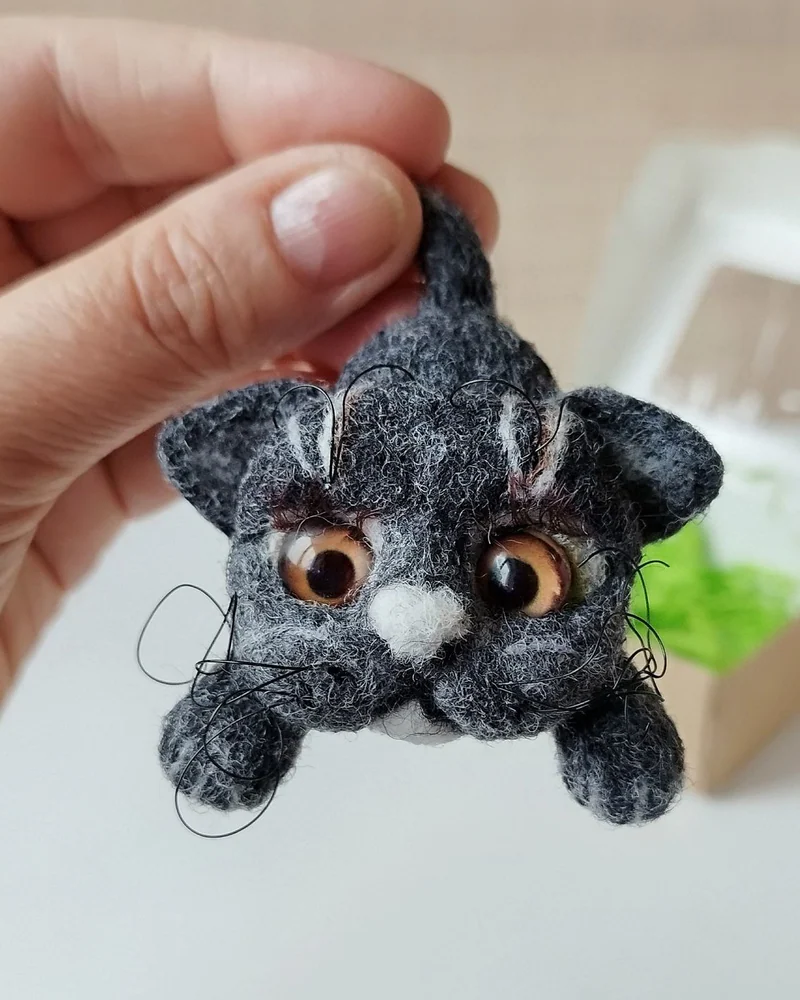Брошь из шерсти черный кот, брошка валяная, игрушка котик