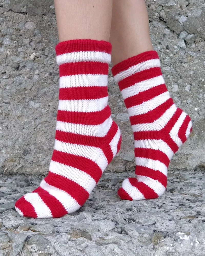 RussianSocks Вязаные носки полосатые красные шерстяные новогодние Гном — Красные полосатые носки Гном