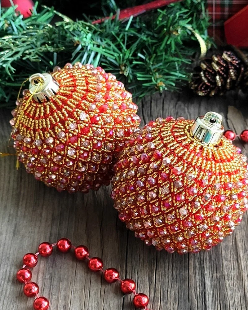 Ёлочный шар из бисера и кристаллов