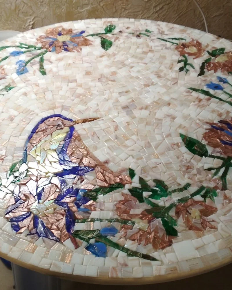 Журнальный столик с мозаикой, павлин в саду