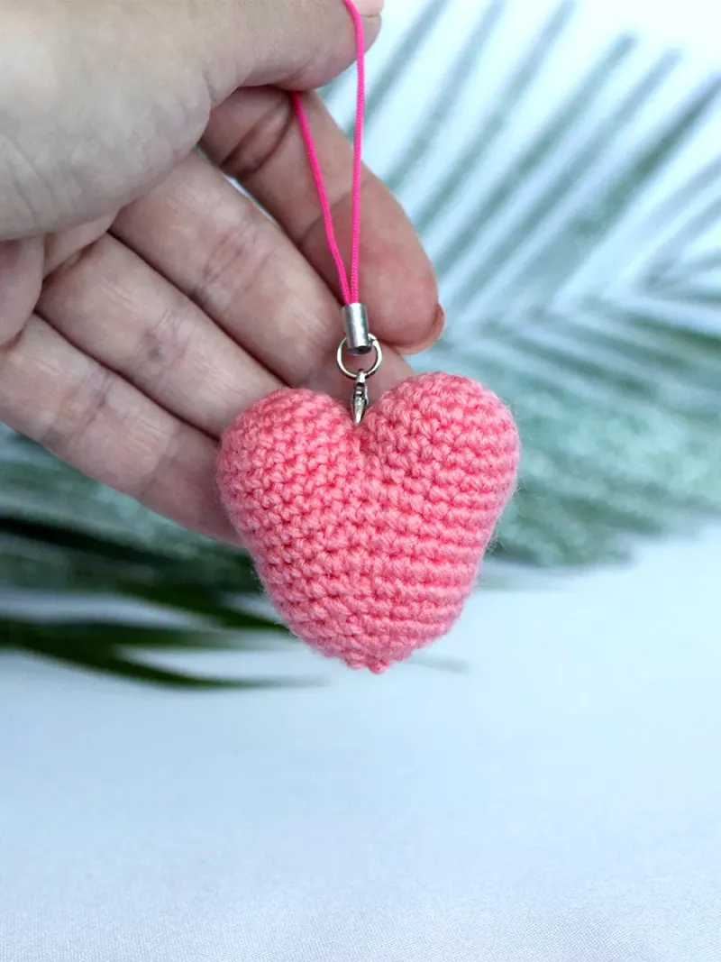 Брелок вязаный «Сердце» — Коралловый