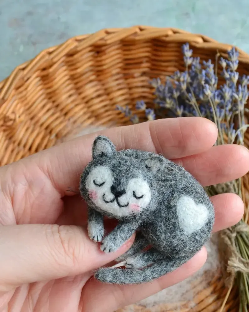Валяная брошь «Котик клубочком» — Ручная работа